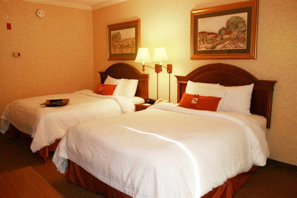 Hampton Inn Coventry-Warwick Area Номер фото