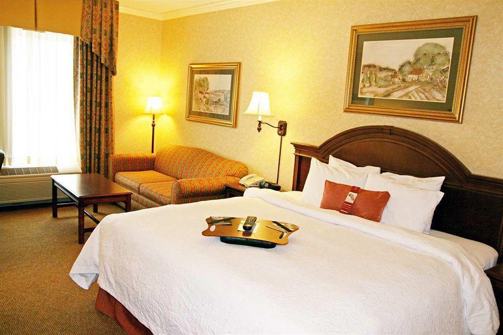 Hampton Inn Coventry-Warwick Area Номер фото
