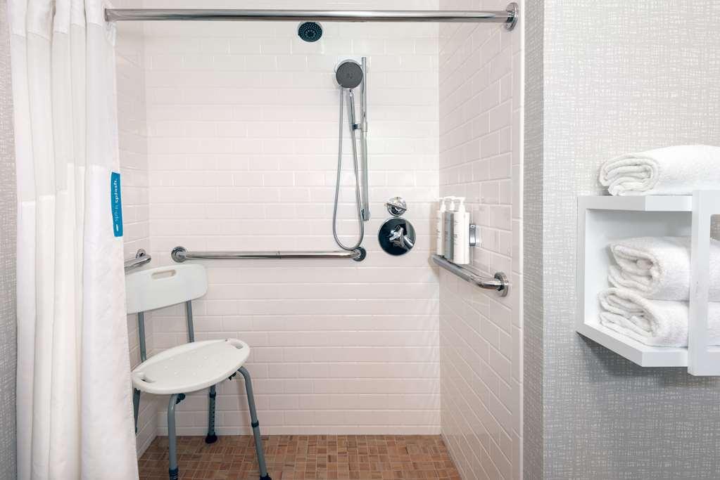 Hampton Inn Coventry-Warwick Area Номер фото
