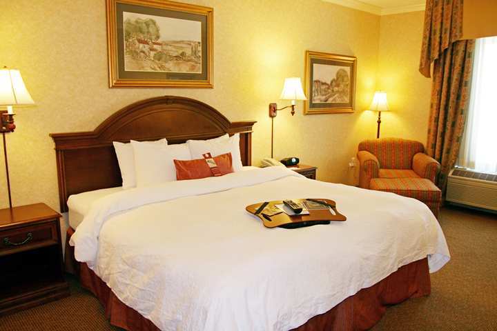 Hampton Inn Coventry-Warwick Area Номер фото